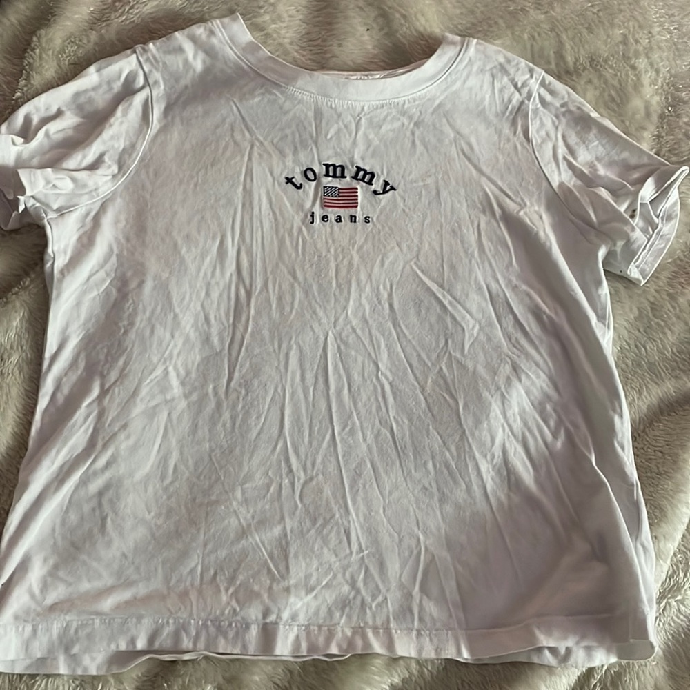 white tommy hilfiger tee